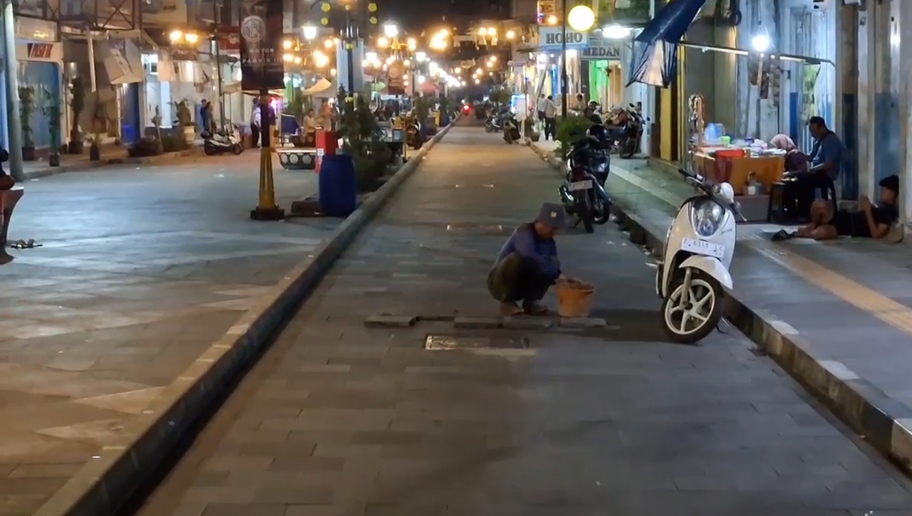 Masyarakat Secara Mandiri Rawat Pedestrian Cihideung, Tambal Jalan Hingga Ganti Lampu Yang Sudah Padam