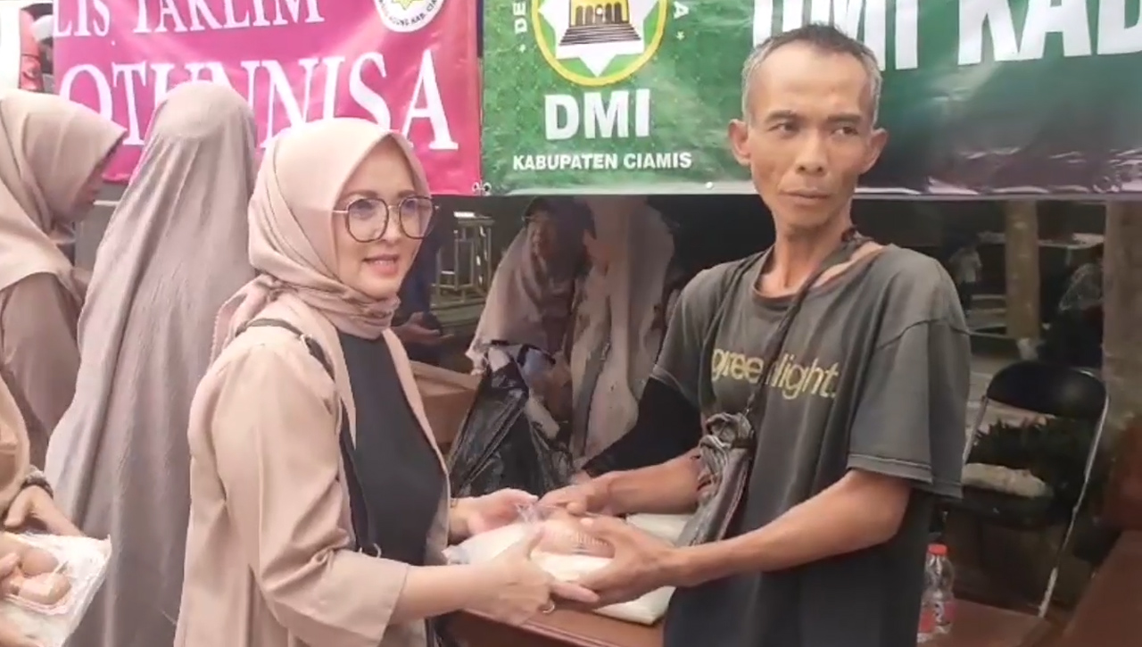 Jemaah Masjid Agung Ciamis Dibagi Sembako Gratis 