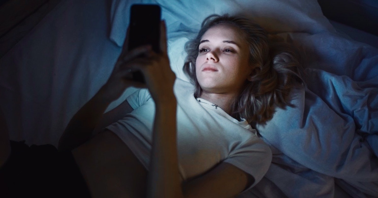 Kenapa Makin Sering Scroll Malah Makin Ngerasa Sepi? Ini Penjelasan dan Cara Mengatasinya