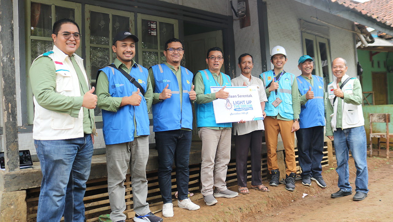 Program Light Up The Dream, 17 Keluarga di Wilayah PLN UP3 Tasikmalaya Terima Penyambungan Listrik Gratis