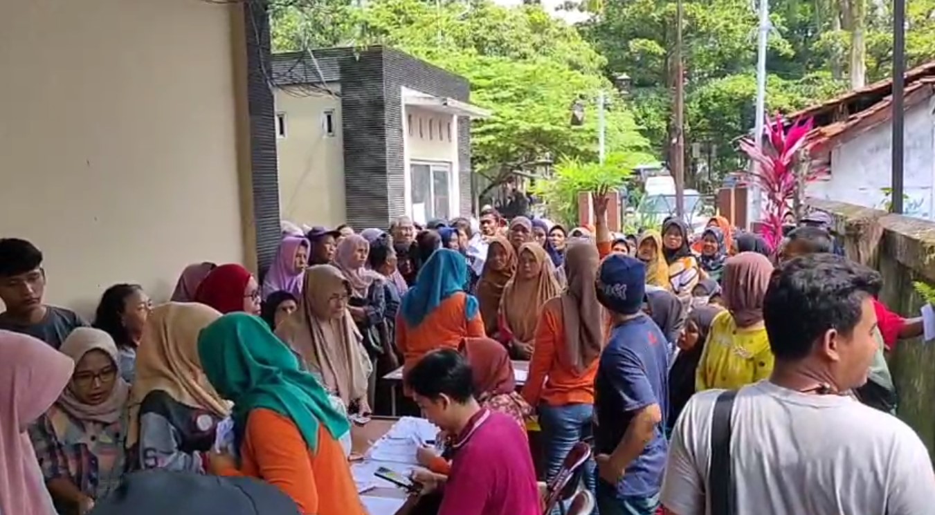 Ratusan Warga Rela Antre Berjam-Jam Demi 20 KG Beras, Bantuan Pangan Kini Diserahkan Oleh Pihak Kelurahan
