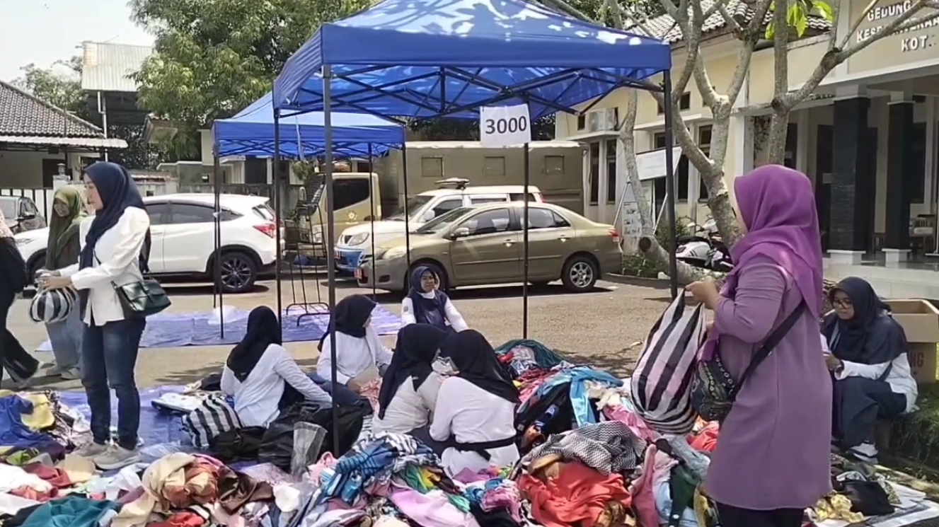 Bazar Pakaian Bekas TP PKK Kota Banjar Diserbu Pembeli, Hasil Penjualan Disalurkan Untuk Kaum Dhuafa 