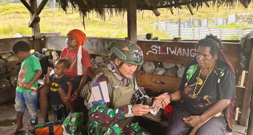 Prajurit Buaya Putih Kostrad Berikan Pelayanan Kesehatan Masyarakat Papua