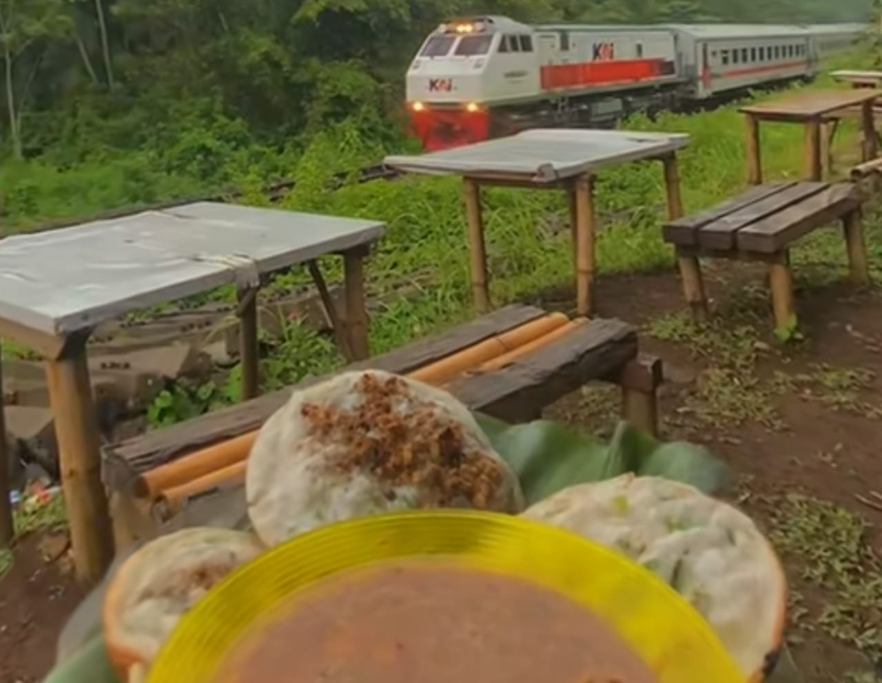 Sorabi Jembatan Cirahong, Menikmati Lezatnya Makanan Tradisional Khas Jawa Barat Dengan Pemandangan Indah