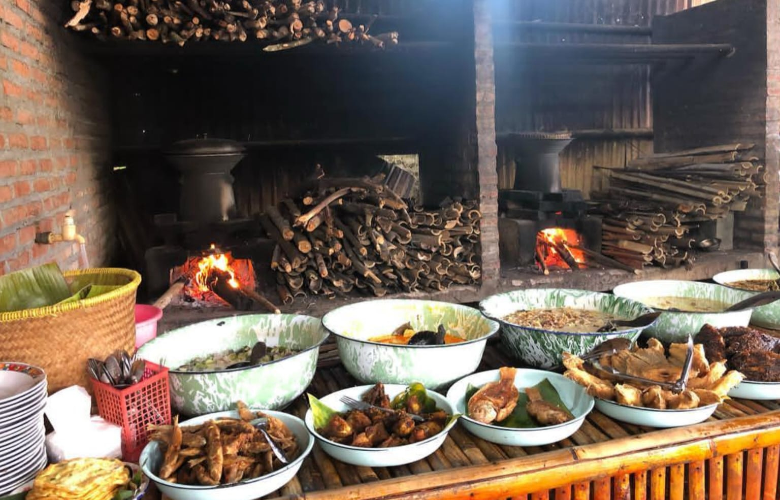Nikmati Hidangan Khas Sunda di Rumah Makan Saung Panyawah Tasikmalaya, Murah Nggak Bikin Kantong Jebol