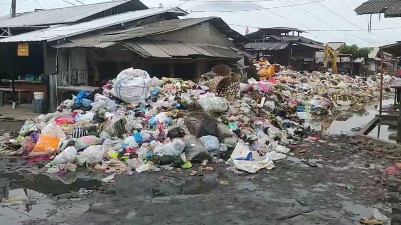 Armada Masuk Bengkel, Sampah di TPS Pasar Cikurubuk Numpuk, Pengangkutan Ditargetkan Rampung pada Jumat