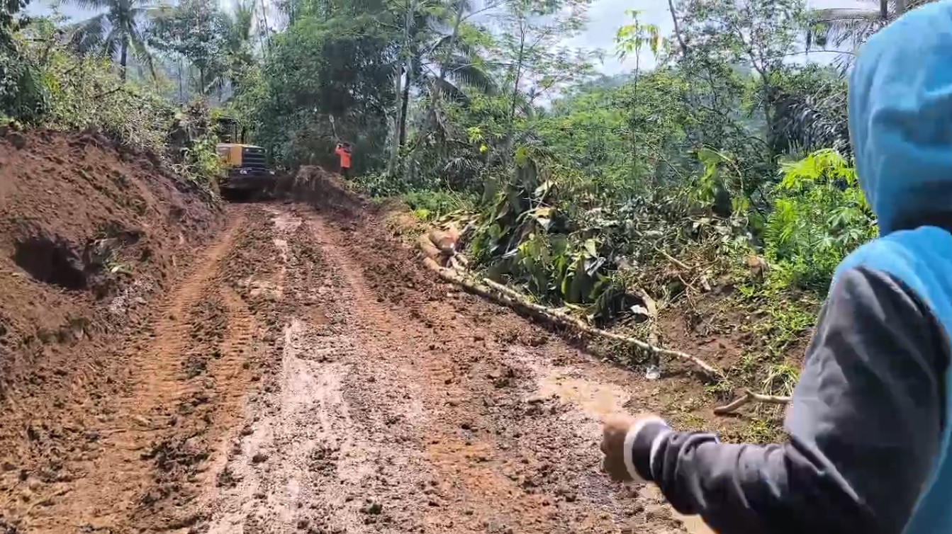 Longsor Tutup Akses Jalan Empat Desa di Cigalontang, Warga Bersihkan Material Longsor Pakai Alat Manual