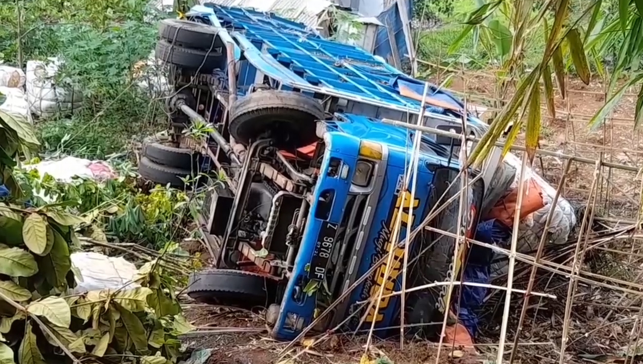 Diduga Rem Blong, Truk Bermuatan Plastik di Jalan Raya Banjar-Pangandaran Terjun Ke Jurang