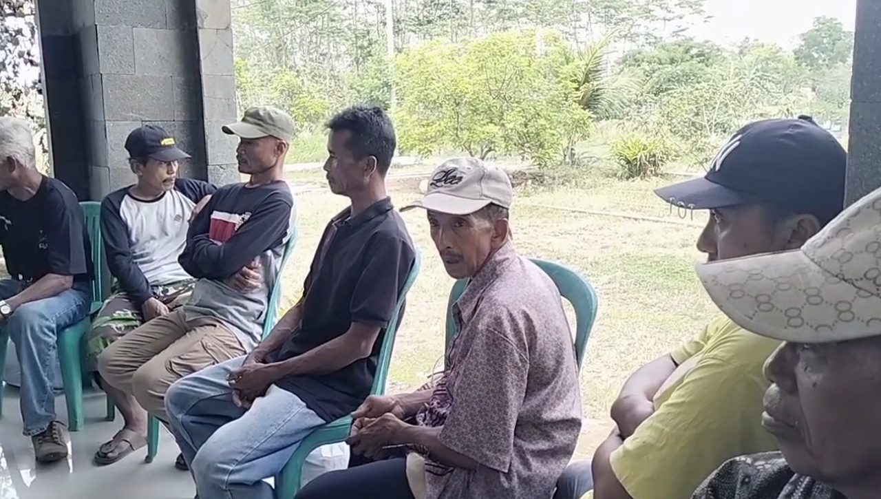 Dipecat Tanpa Alasan yang Jelas, Puluhan Anggota Linmas Geruduk Kantor Kelurahan Muktisari Banjar