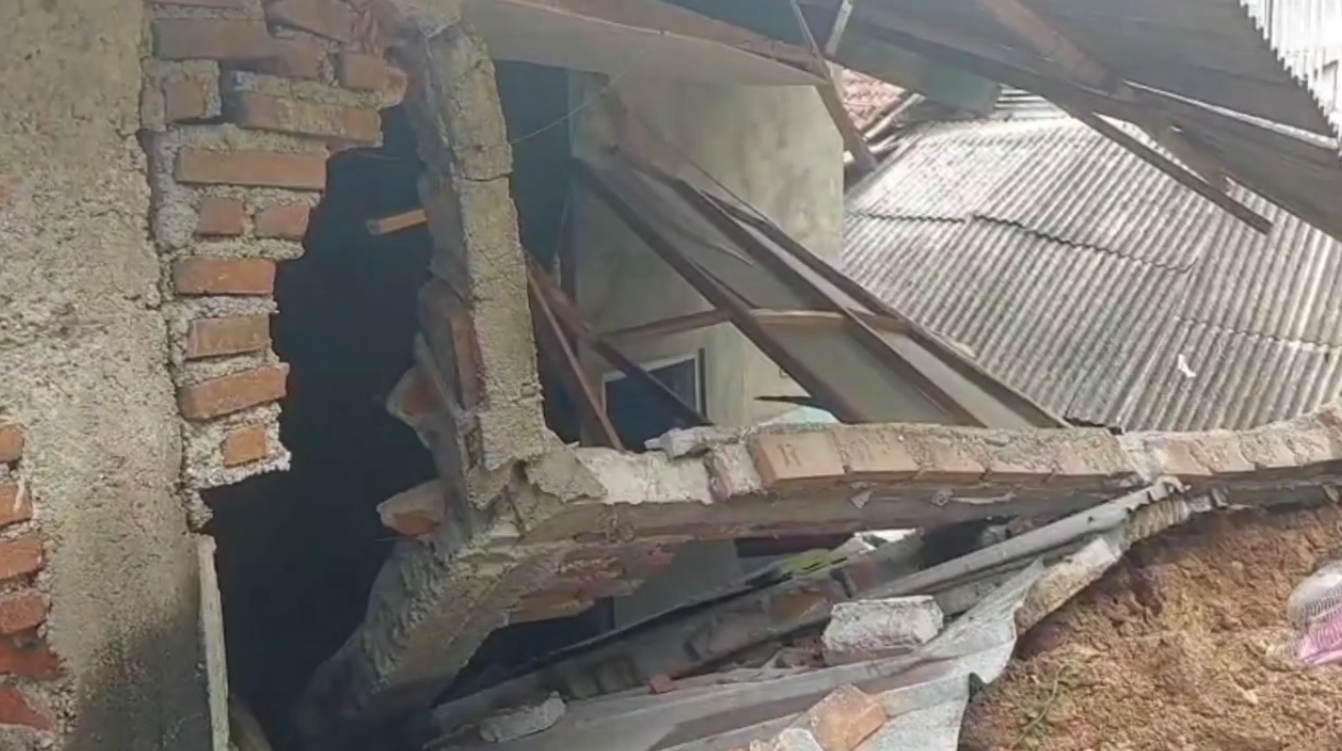 Hujan Deras, Pasutri di Banjar Nyaris Tertimbun Longsor, Saat Kejadian Pemilik Rumah Sedang Tidur