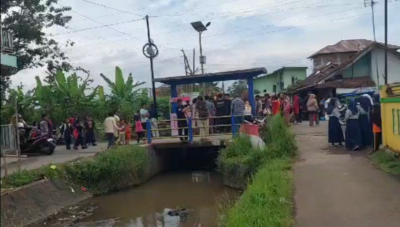 Geger! Mayat Bayi Perempuan Ditemukan Ngambang di Sungai Cikunten, Polisi Buru Pelaku Pembuang Bayi