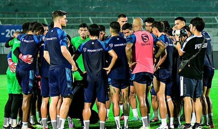 Bojan Hodak Bawa Seluruh Pemain Persib ke Kandang Madura United: Alasannya Berjuang Bersama