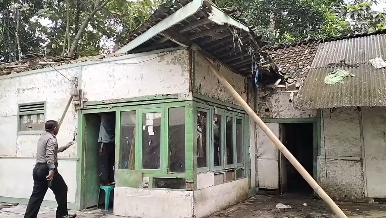 Diduga Lapuk, Rumah Warga Di Balokang Banjar Ambruk, Begini Nasib Korban Sekarang