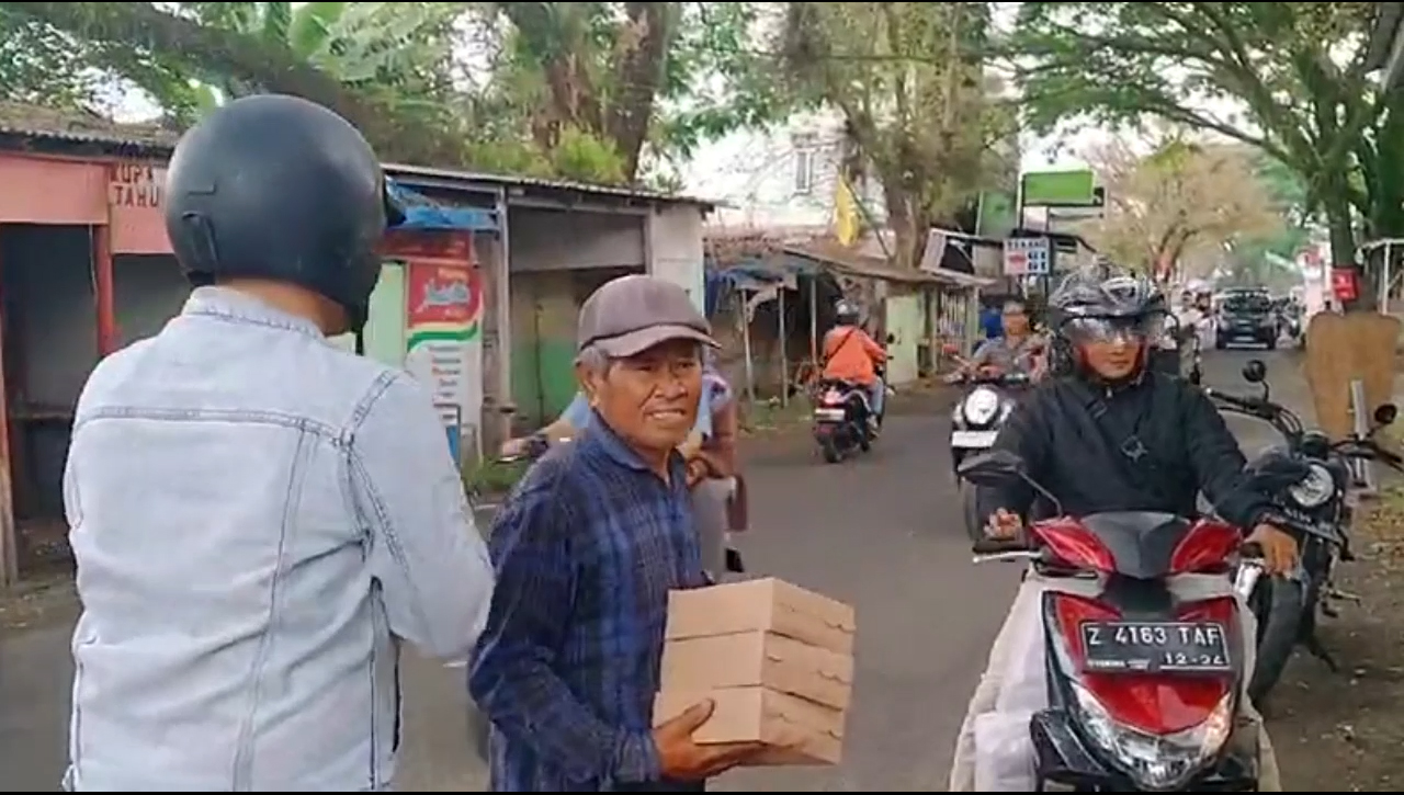 Jumat Berkah, Komunitas Momentasik Bagikan Sembako Serta Bagikan Nasi Kotak Bagi Tukang Rongsok dan Jompo