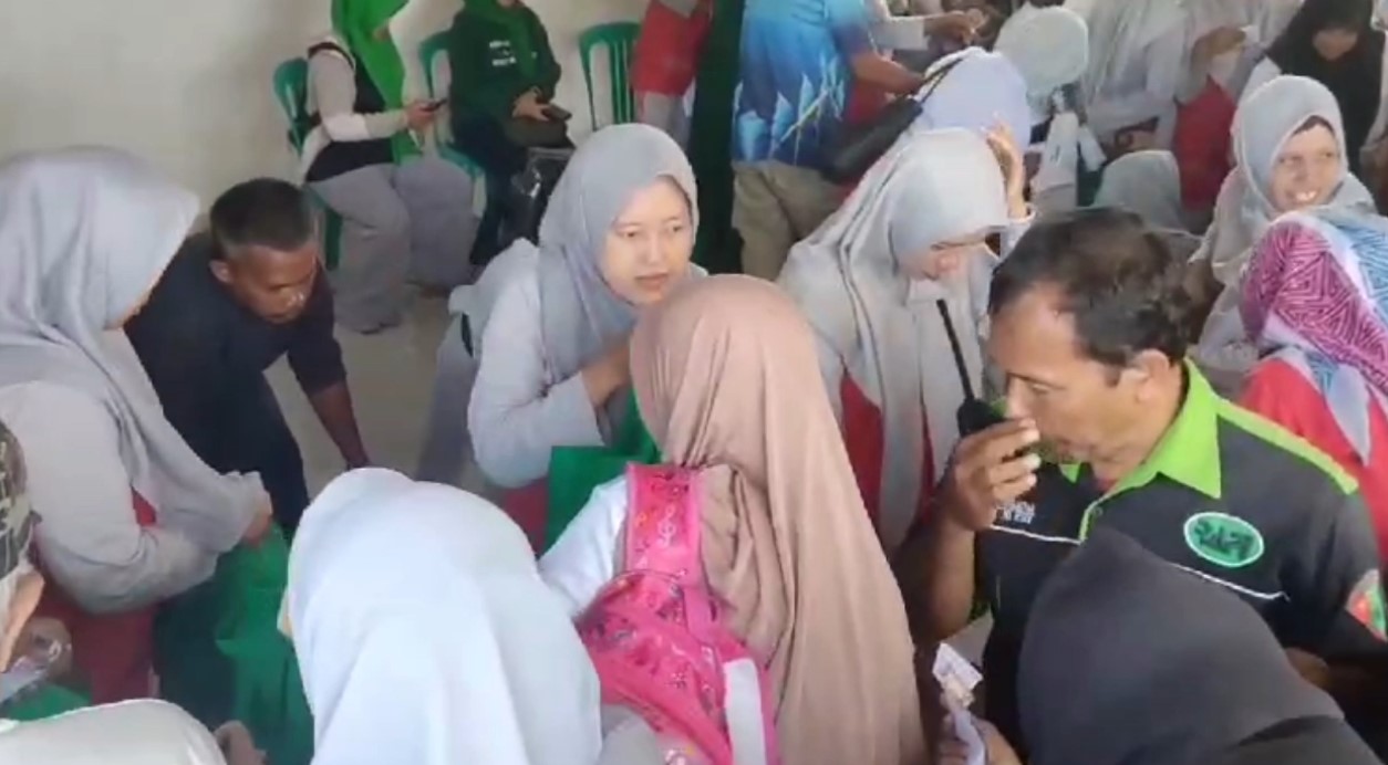 Warga Ciamis Serbu Sembako Murah Ganjar-Mahfud, Sepaket Dijual Hanya Rp 5.000 Rupiah