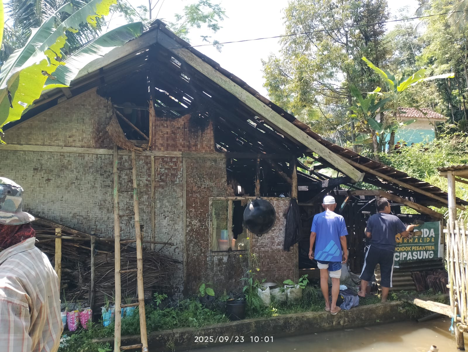 Sebuah Rumah di Kampung Babakan Kulon Cigalontang Ludes Terbakar, ini Penyebabnya....