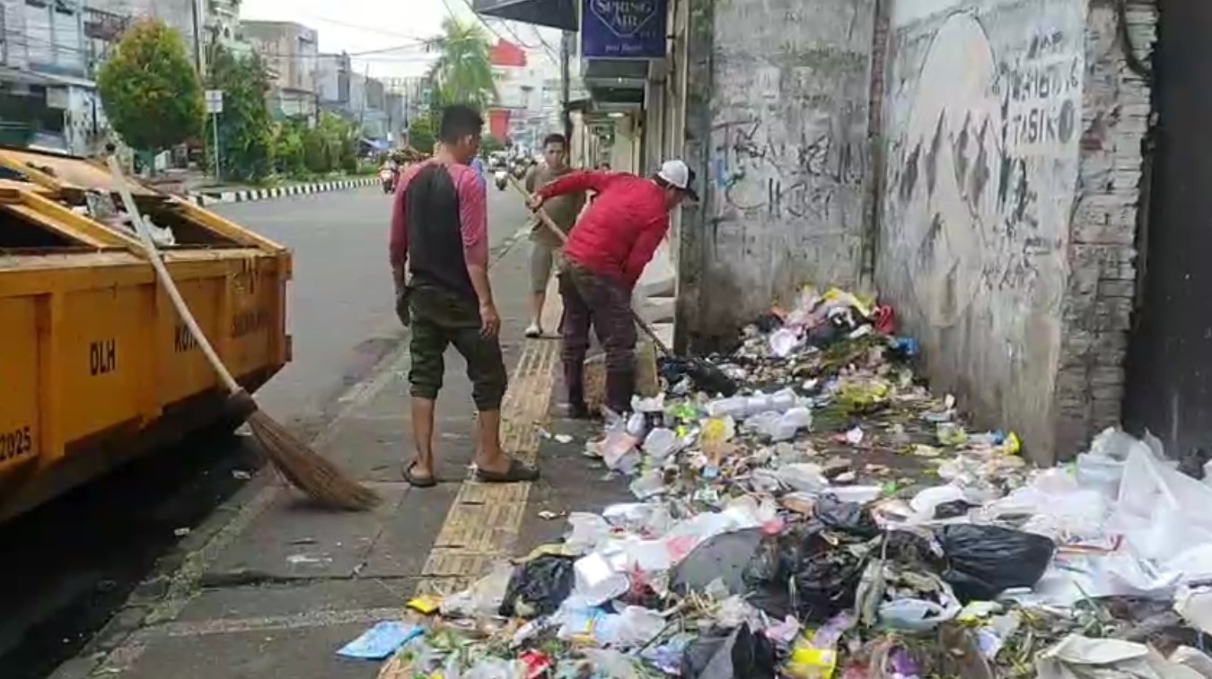 Trotoar Jalan HZ Dipenuhi Sampah, Petugas Lembur, Pengangkutan Sampah di TPS Liar Tanpa Henti