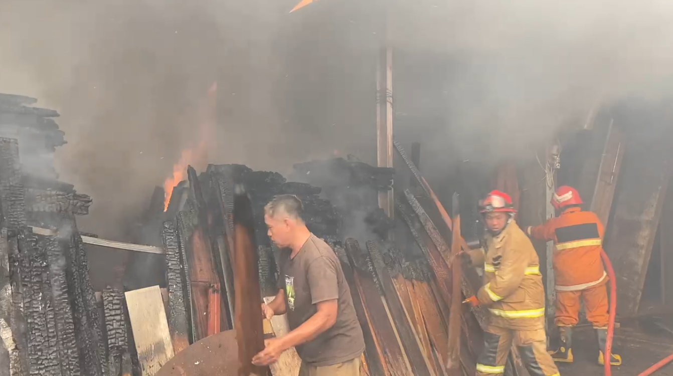Ditinggal Libur, Pabrik Kayu di Jalan Leuwi Anyar Terbakar, Penyebab Kebakaran Diduga Kuat Berasal dari Oven