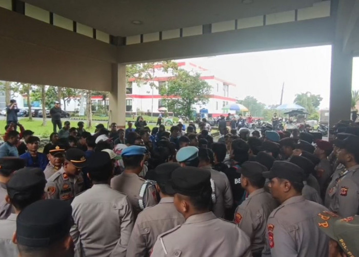 Geruduk Gedung Dewan, PMII Sebut DPRD Mandul: Cicil Utang 230 M Dalam 5 Tahun, Setahun Jalan Sudah Rusak