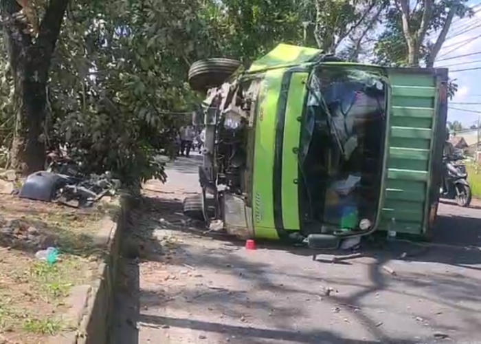 Diduga Sopir Ngantuk, Mobil Bermuatan Cat Terguling, Tidak Ada Korban Jiwa Dalam Kejadian Tersebut