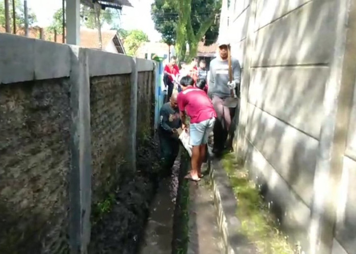 Pentahelix Dilibatkan Dalam Gotong Royong Beberesih Lembur, Membangun Kewilayahan Menjadi Tugas Bersama