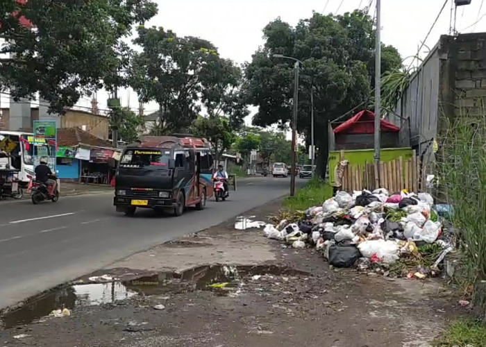 Menjijikan! Sampah Numpuk Di Depan Eks Terminal Cilembang, Diguyur Hujan Tambah Aroma Bau Tak Sedap