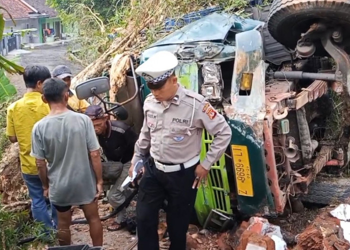 Sopir Ngantuk, Truk Bermuatan Mi Instan Terguling, Pengemudi Selamat, Truk Alami Rusak Berat 