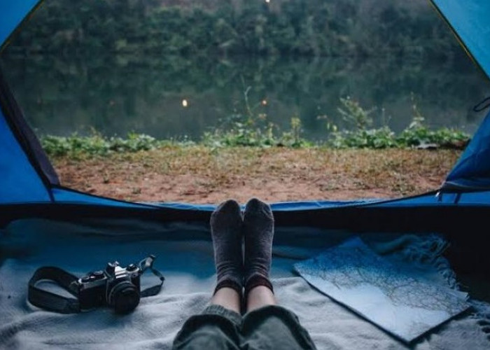 Tips Solo Camping Saat Musim Hujan, 5 Peralatan Ini Wajib Kamu Persiapkan
