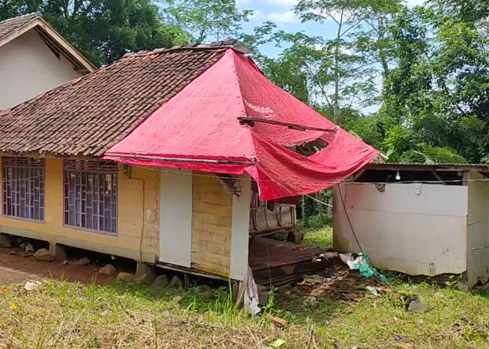 Sudah 10 Bulan Ambruk, Buruh Jahit Berharap Terima Bantuan Bedah Rumah, Terpaksa Masak di Ruang Tengah