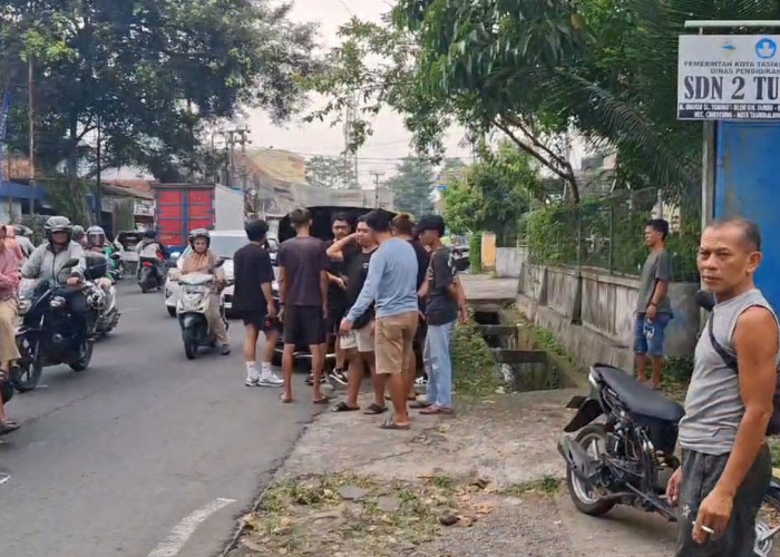 Hilang Kendali, Pemotor Tabrak Mobil yang Sedang Terparkir, Mobil yang Ditabrak Alami Penyok Dibagian Depan