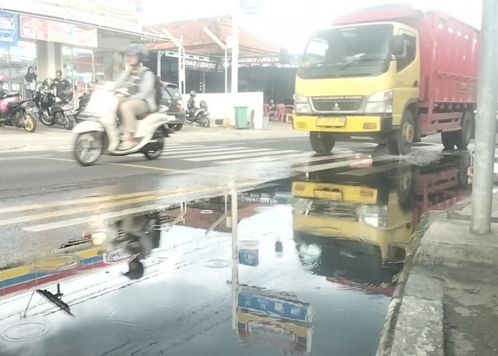 Genangan Air di Simpang Djarum Kota Banjar Ganggu Warga dan Pengguna Jalan