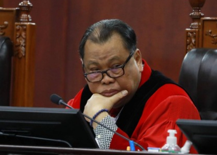 Akhir Pengabdian Sang Penjaga Konstitusi: 13 Tahun Arief Hidayat dan Air Mata yang Jatuh di Tangga Mahkamah