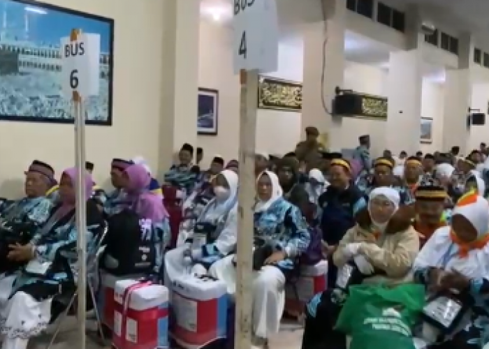 Sekda Lepas 434 Jemaah Haji Kota Tasik ke Tanah Suci, Berpesan agar Calhaj Selalu Menjaga Kesehatan