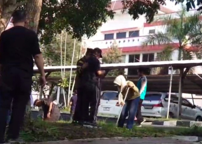 Wabup Tasikmalaya Pimpin Jumat Bersih di Lingkungan Setda, Gerakan Beberesih Akan Diperluas ke Seluruh OPD
