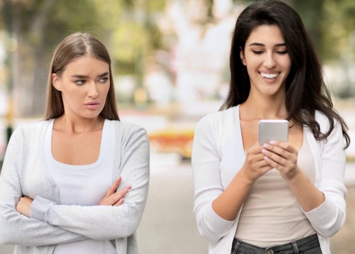 Berhenti Jadi Penonton Masa Depan Orang Lain: Trik Waras Hadapi Social Media