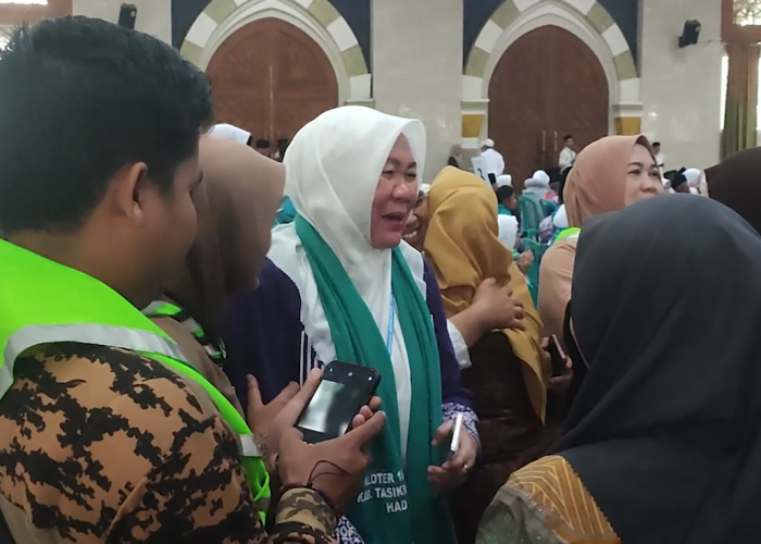 Isak Tangis dan Salawat Iringi Keberangkatan Jemaah Calhaj, Jemaah Calon Haji Tertua Berangkat Seorang Diri