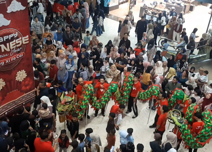 Rayakan Imlek, Plaza Asia Bagikan Angpau dan Atraksi Barongsai, Manjakan Konsumen Lewat Program Petik Angpau