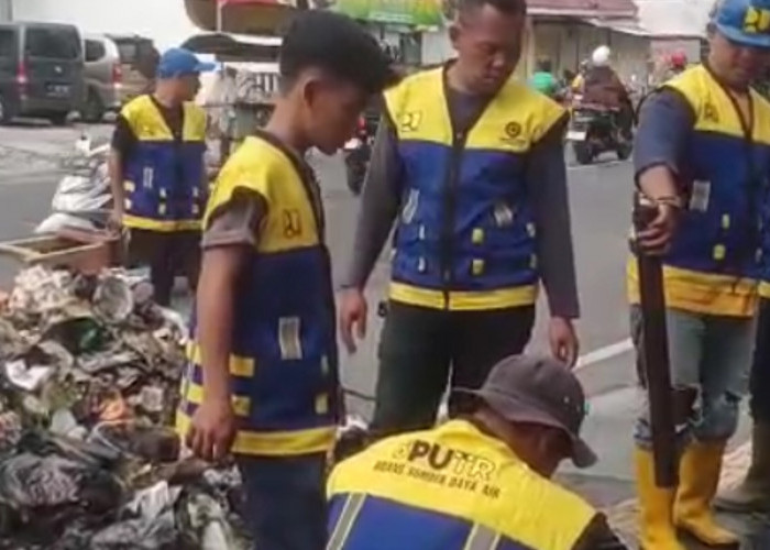 Bersihkan Saluran Ciromban Petugas Dapat Banyak Sampah, Khawatir Hambat Laju Air dan Sebabkan Genangan
