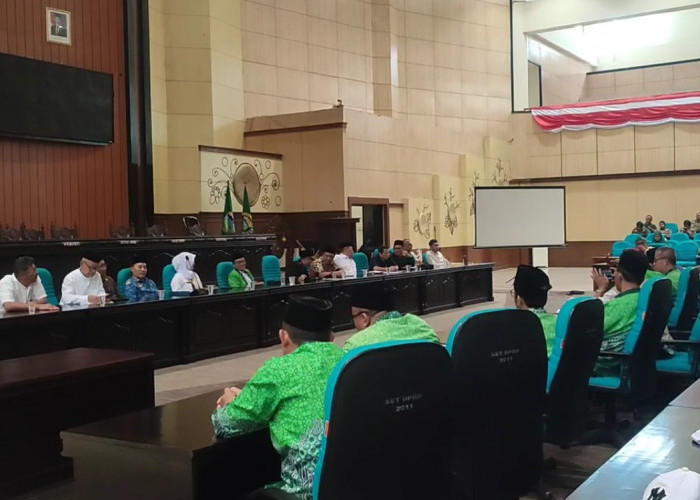 Tuntut Perhatian Lebih Ratusan Guru Madrasah Sambangi DPRD, Mereka Menuntut Pengakuan dan Diangkat Jadi PP3K