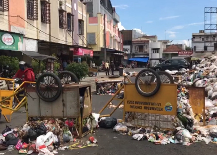 Sampah Tak Kunjung Diangkut, Warga Kelurahan Argasari Kota Tasikmalaya Blokade Jalan Menggunakan Sampah