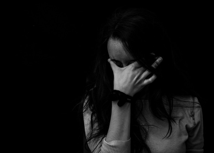 Ketika Bicara Terasa Salah, Diam Pun Membebani: Tanda Kamu Mulai Lelah Secara Emosional