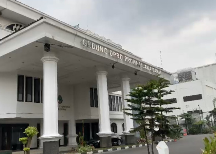 Renovasi Gedung DPRD Jabar Ditaksir Mencapai Rp 1 Miliar, Gerbang Utama Gedung DPRD Jabar Masih Ditutup 