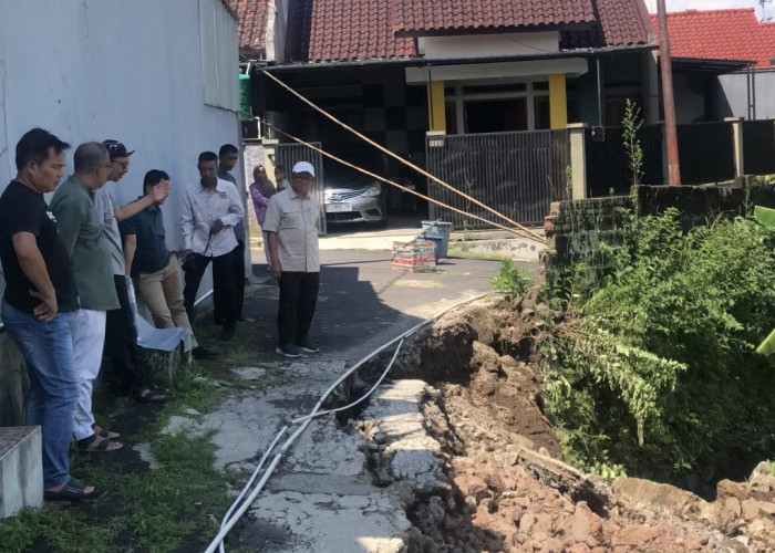Ketua DPRD Kota Tasikmalaya Tinjau Lokasi Ambruknya Tembok Perum Almina Regency, Upayakan Perbaikan