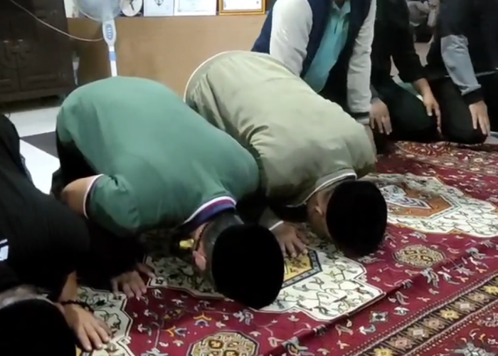 Cecep-Asep Sujud Syukur Sambut Putusan MK, Cecep: Alhamdulillah Prosesnya Kami Jalani dengan Ikhlas