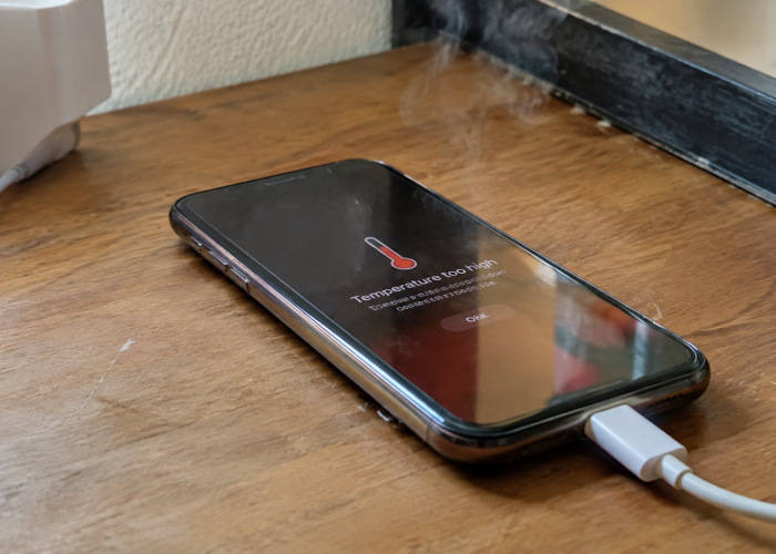Sering Main HP Sambil Dicas? Kebiasaan Ini Bisa Bikin HP Overheat hingga Berisiko Terbakar