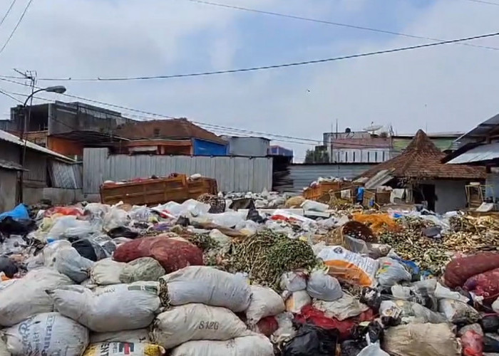 Lagi, Sampah Di TPS Cikurubuk Numpuk Sampai Ke Jalanan Dikeluhkan Pedagang Pasar