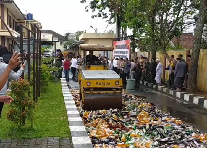 Polres Tasik Kota Dan Kabupaten Ciamis Musnahkan Ribuan Miras Dan Knalpot Brong, Razia Rutin Dilakukan