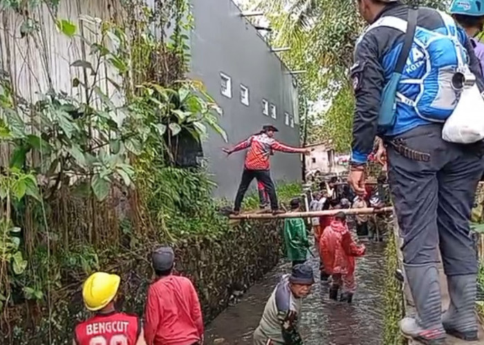 Warga Bersihkan Sungai Dengan Gotong Royong Akbar, Diapresiasi Wakil Wali Kota Tasikmalaya Diky Chandra