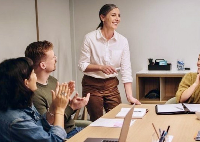 Hentikan 3 Kebiasaan Bicara Ini Kalau Nggak Mau Diremehkan di Tempat Kerja!