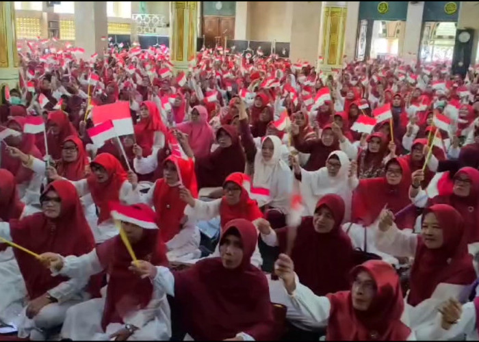 Masjid Agung Ciamis Jadi Lautan Bendera Merah Putih, Lebih Dari Empat Ribu Bendera Dibawa Ibu-Ibu Pengajian